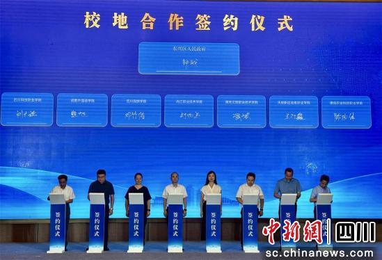 內(nèi)江舉行信息服務(wù)外包產(chǎn)業(yè)推進(jìn)會暨集中簽約儀式，聚焦軟件外包服務(wù)發(fā)展